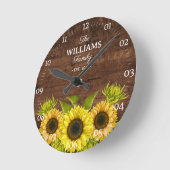 Rustikale Sonnenblumen und Name der Holzfamilie Runde Wanduhr (Winkel)
