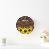 Rustikale Sonnenblumen und Name der Holzfamilie Runde Wanduhr (Zuhause)