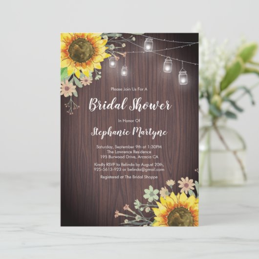 Rustikale Sonnenblumen Wood Mason Jar Brautparty Einladung (Stehend Vorderseite)