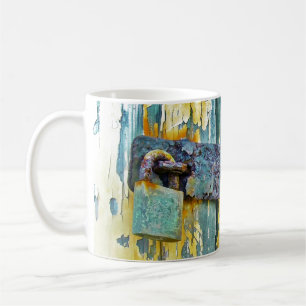 Rustikale Sperre beschädigte blaue Barnwood-Tür Na Kaffeetasse