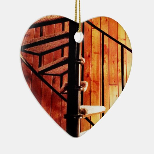 Rustikale Spiraltreppe in der Hütte Keramik Ornament (Rechts)