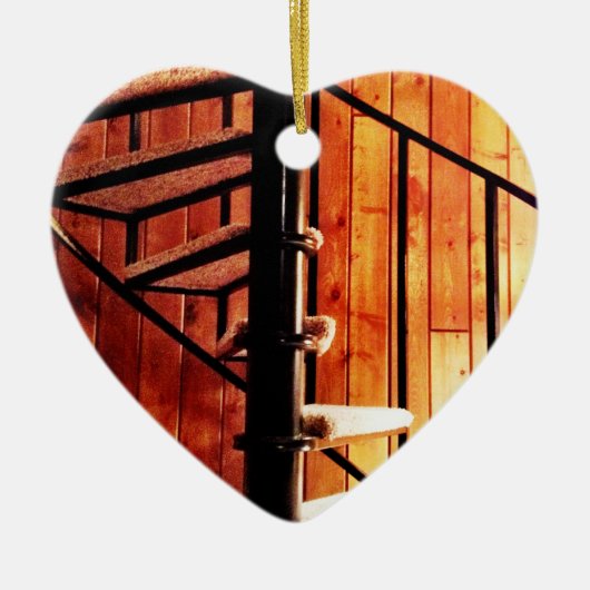 Rustikale Spiraltreppe in der Hütte Keramik Ornament (Vorne)