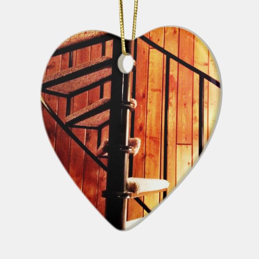 Rustikale Spiraltreppe in der Hütte Keramik Ornament (Links)