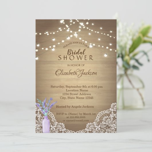 Rustikale Spitzen, Lavander Mason Jar, String Ligh Einladung (Stehend Vorderseite)