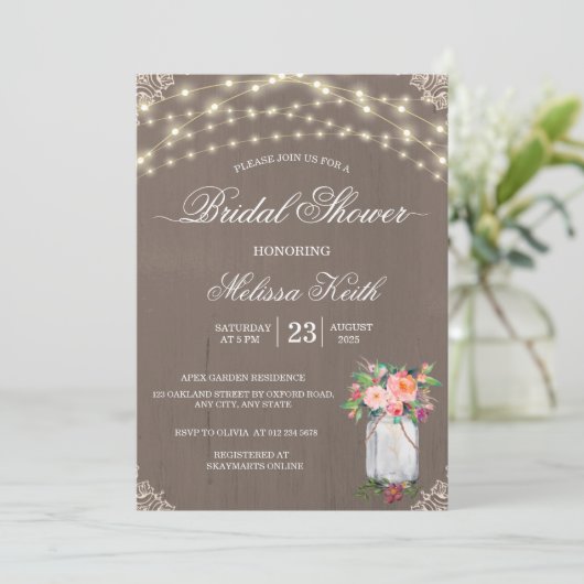Rustikale Spitzen Lichter Mason Jar Brautparty Einladung (Stehend Vorderseite)