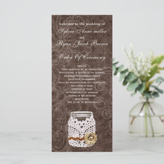 Rustikale Spitzen wrapped Mason Jar Wedding Programm (Stehend Vorderseite)