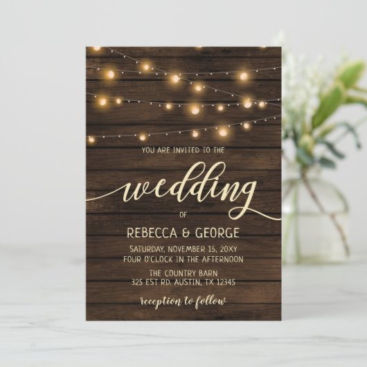 Rustikale Stallenholz-Saitenleuchten Hochzeitseinl Einladung (Stehend Vorderseite)