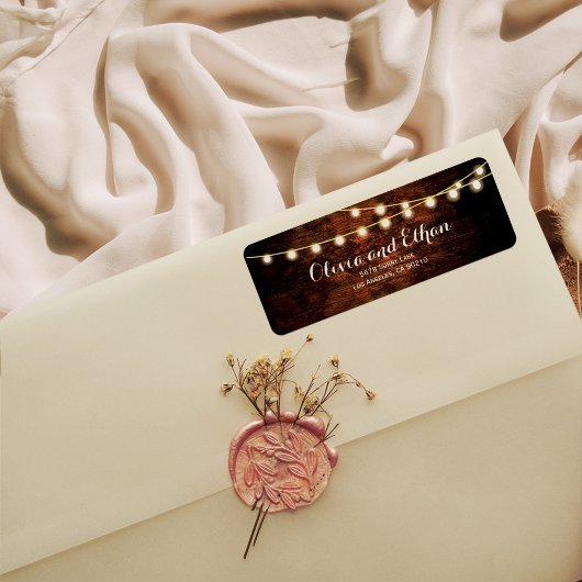 Rustikale Stallenholz-String-Lights Hochzeitadress