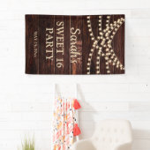Rustikale Stallenholz-String-Lights Sweet 16 Name Banner (Insitu)