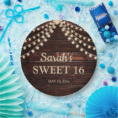 Rustikale Stallenholz-String-Lights Sweet 16 Name  Pappteller (Party)