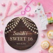 Rustikale Stallenholz-String-Lights Sweet 16 Name  Pappteller (Party)