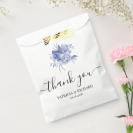 rustikale staubblaue Rosen und andere Blumen Geschenktütchen