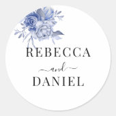 rustikale staubblaue Rosen und andere Blumen Runder Aufkleber (Vorderseite)