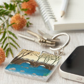 Rustikale Steinbrücke über die Naturlandschaft des Schlüsselanhänger (Vorderseite rechts)