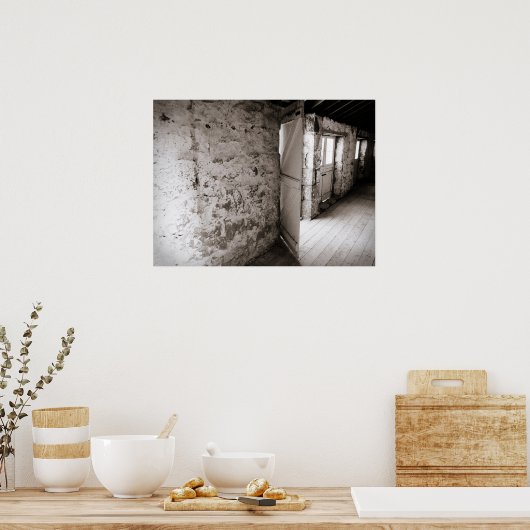 Rustikale Steinmauer mit offener Barenttür Poster (Küche)