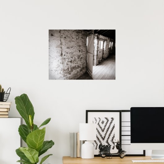 Rustikale Steinmauer mit offener Barenttür Poster (Heimbüro)