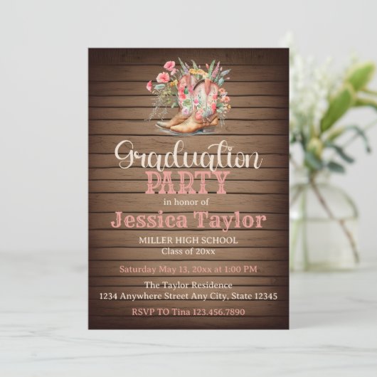 Rustikale Stiefel floralrosa Cowgirl Graduation Pa Einladung (Stehend Vorderseite)