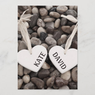 Rustikale Strandhochzeit am Flussufer mit Kieselst Einladung