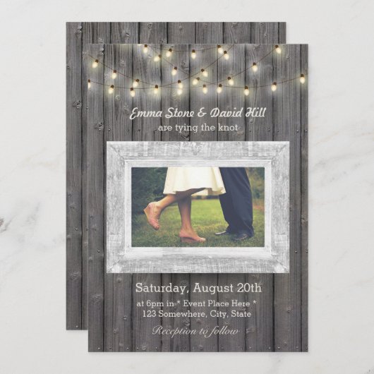 Rustikale String Lights Barn Wood Foto Hochzeit Einladung (Vorne/Hinten)