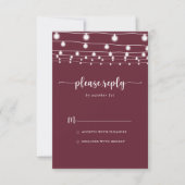 Rustikale String Lights Burgundy Calligraphy UAWG RSVP Karte (Vorderseite)
