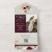 Rustikale String Lights Burgundy Wedding All In One Einladung (Innen Boden)