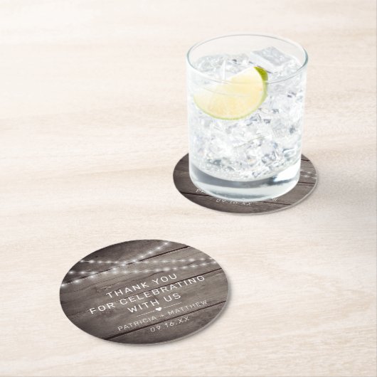 Rustikale String Lights-Gastgeschenk Hochzeit Runder Pappuntersetzer (Vor Ort)