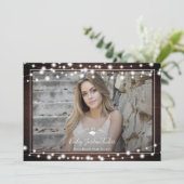 Rustikale String Lights Grad Cap Foto Abschluss An Ankündigung (Stehend Vorderseite)