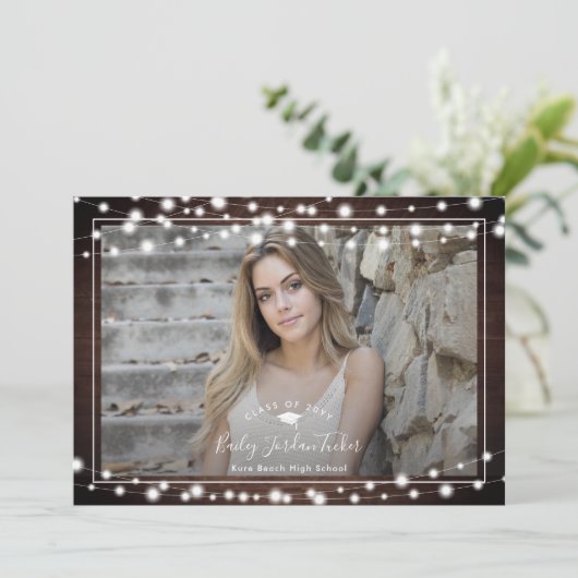 Rustikale String Lights Grad Cap Foto Abschluss An Ankündigung (Stehend Vorderseite)