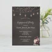 Rustikale String Lights Mason Jar Rose Verlobung Einladung (Stehend Vorderseite)