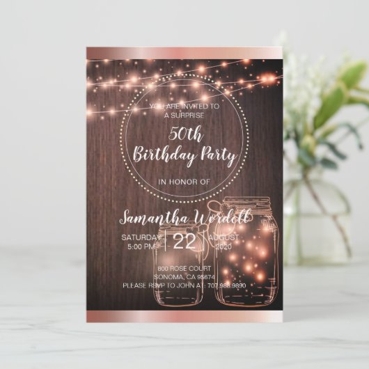 Rustikale String Lights Mason Jars Metallische Ros Einladung (Stehend Vorderseite)