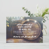 Rustikale String Lights und Eichenbarrel Geburtsta Einladung (Stehend Vorderseite)