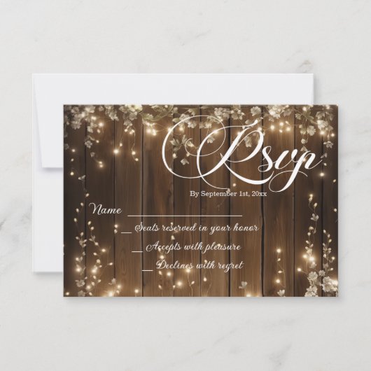 Rustikale String Lights White Floral Wedding RSVP Karte (Vorderseite)