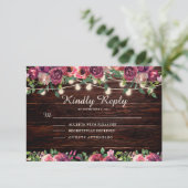 Rustikale String Lights Wood Burgundy Floral RSVP Karte (Stehend Vorderseite)