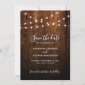 Rustikale String Lights & Wood Foto Wedding Save The Date (Vorderseite)
