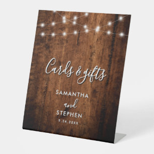Rustikale String Lights & Wood Wedding Cards & Ges Sockelschild