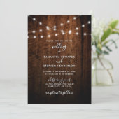 Rustikale String Lights & Wood Wedding Einladung (Stehend Vorderseite)