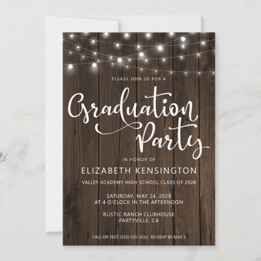 Rustikale Stringleuchten auf der Holzgraduierungsp Einladung (Vorderseite)