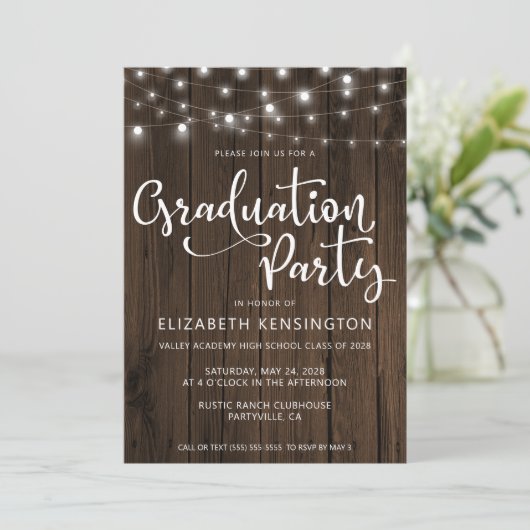 Rustikale Stringleuchten auf der Holzgraduierungsp Einladung (Stehend Vorderseite)