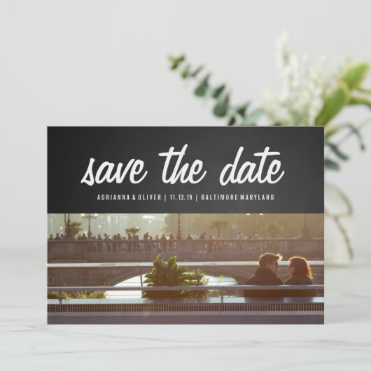Rustikale Tafel Save the Date | Couple Foto (Stehend Vorderseite)