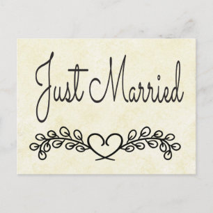 Rustikale Tan Just Married Black Heart Laurel Wedd Ankündigungspostkarte