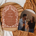 Rustikale Terracotta Spanisches Foto Hochzeit Einladung<br><div class="desc">Mit dieser rustikalen Terrakotta Hochzeitseinladung mit spanischem Foto-Bogen verkünden Sie Ihren besonderen Tag. Es ist komplett auf Spanisch verfasst und eignet sich ideal für Paare, die ihr Erbe feiern oder eine spanischsprachige Zeremonie veranstalten möchten. Mit warmen, erdigen Tönen und zeitloser Ästhetik ist diese Einladung leicht mit Ihren Details anpassbar, um...</div>