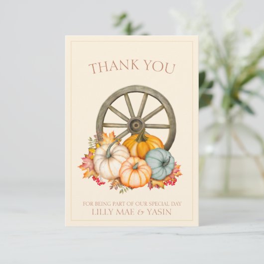 Rustikale Terrakotta Herbstkuppen Pumpkins Hochzei Dankeskarte (Stehend Vorderseite)