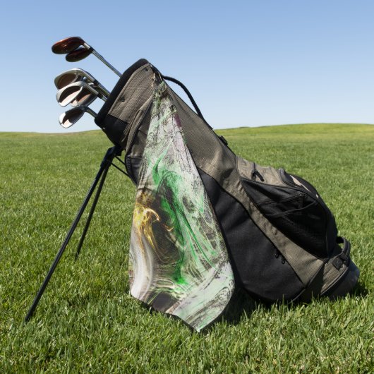 Rustikale Textur unter schwimmender grüner und gel Golfhandtuch (Gras)