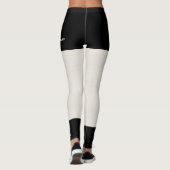 Rustikale Texturbrille mit schwarzen Fake-Shorts Leggings (Rückseite)