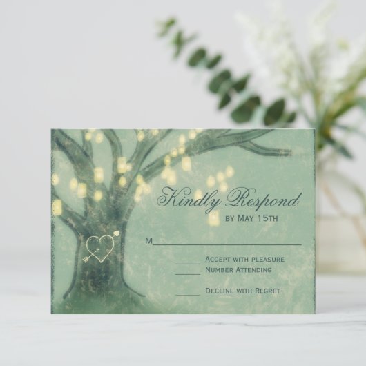 Rustikale Tree Mason Jar Lights Wedding RSVP Card (Stehend Vorderseite)