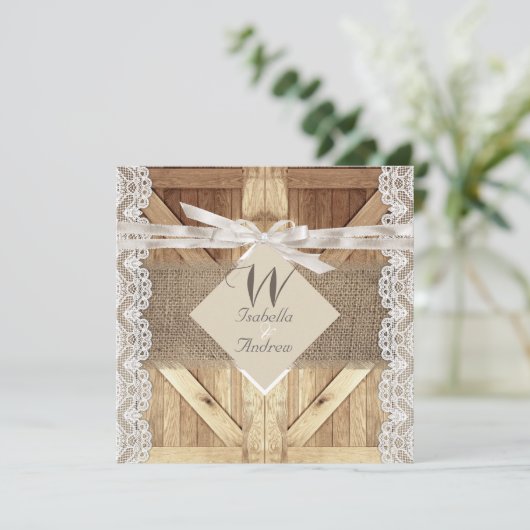 Rustikale Tür Hochzeit Beige weiße Lace Holding Bu Einladung (Stehend Vorderseite)