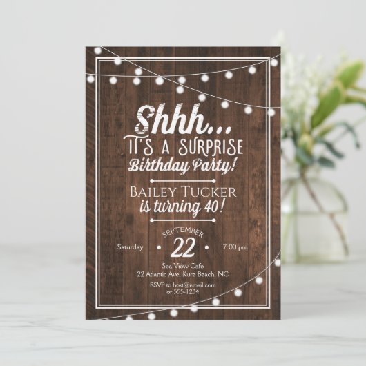 Rustikale Überraschung Birthday String Lichter auf Einladung (Stehend Vorderseite)