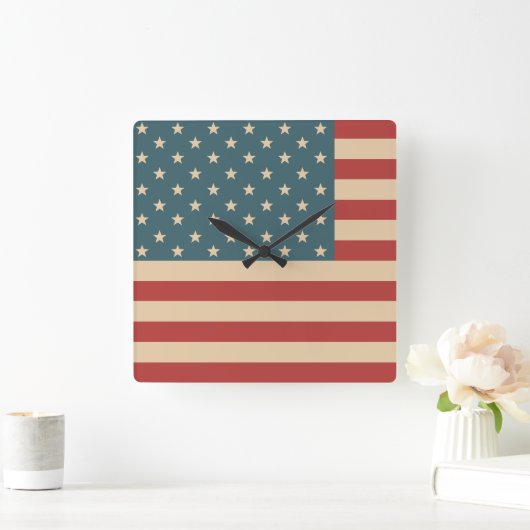 Rustikale Uhr der amerikanischen Flaggenmauer (Zuhause)