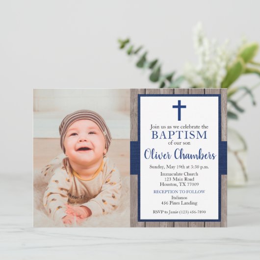 Rustikale Vavy & Wood Boy Foto Taufe Einladung (Stehend Vorderseite)