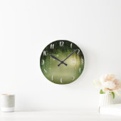 Rustikale verzauberte grüne Wald-u. Glas-Lichter Runde Wanduhr (Zuhause)